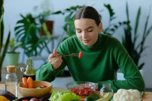 Intolerância alimentar dieta Mulher fazendo dieta para aliviar sintomas da intolerância alimentar